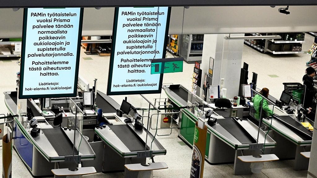 Kuvituskuvassa tiedote lakon vaikutuksista Jumbon Prisman kassojen yläpuolella Vantaalla 9. helmikuuta 2023.