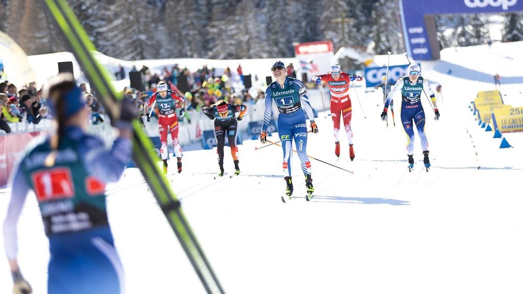 Kerttu Niskasen parina hiihtänyt Jasmi Joensuu toi Suomen maailmancupin pariviestin voittajana maaliin Cognessa.