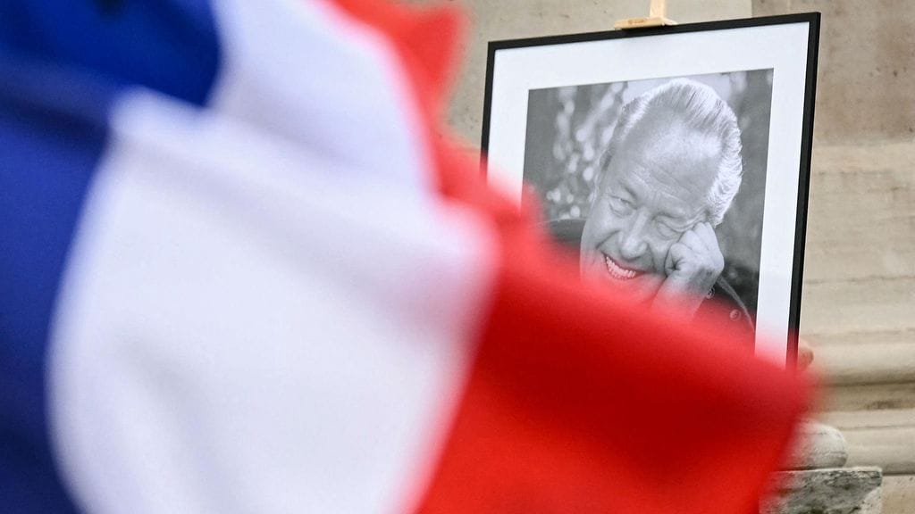 Kannattajat heiluttavat Ranskan lippuja äärioikeistolaisen Jean-Marie Le Penin muotokuvan edessä Notre-Dame du Val-de-Grace -kirkossa Pariisissa 16. tammikuuta.