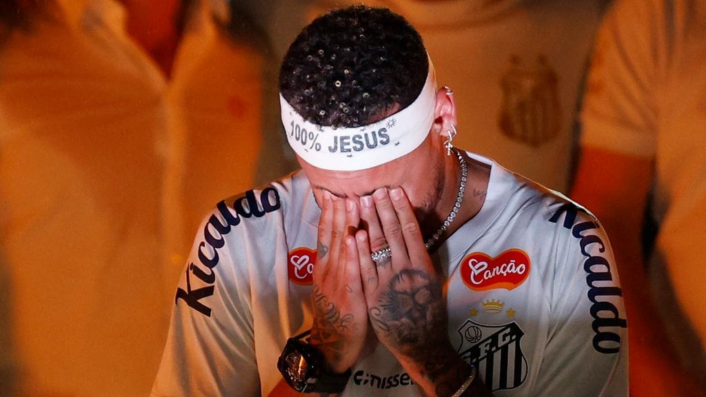 Neymar itki vuolaasti saatuaan Santosin kannattajilta upean tervetulotoivotuksen.