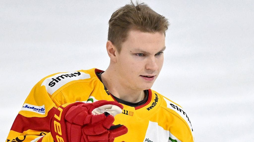 Vili Saarijärvi sai rajun iskun käteensä perjantain ottelussa SC Berniä vastaan.