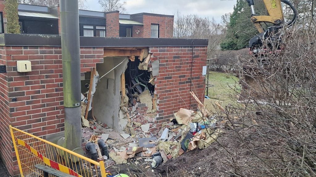 Rakennuksen seinässä oli lauantaina päivällä ammottava aukko.