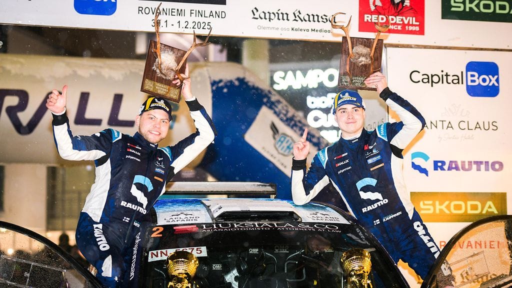 Tuukka Kauppinen (oik.) ja Santeri Virtanen juhlivat Tunturirallin voittoa lauantaina.