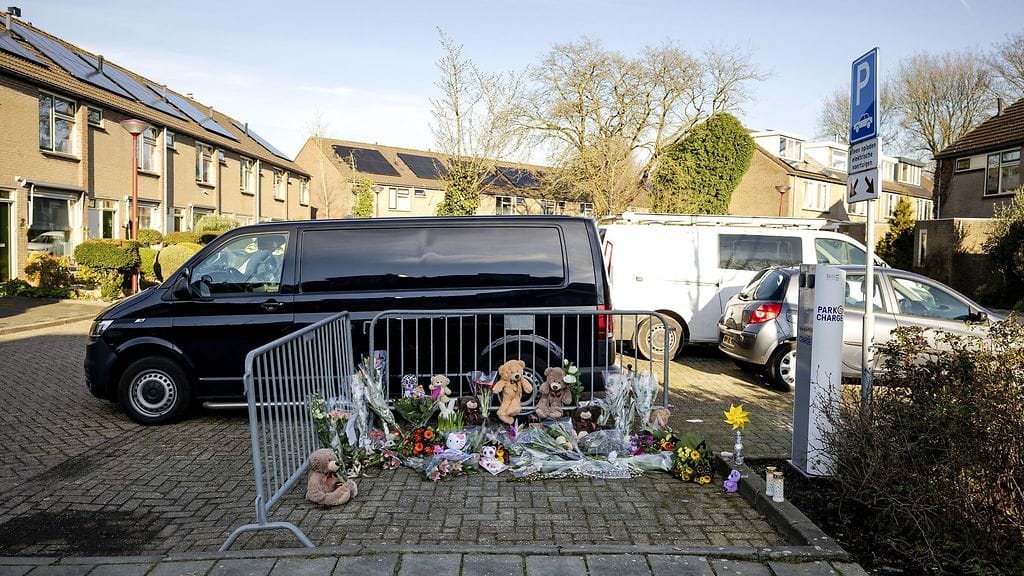 Kynttilöitä lähellä paikkaa, jossa tyttö puukotettiin.