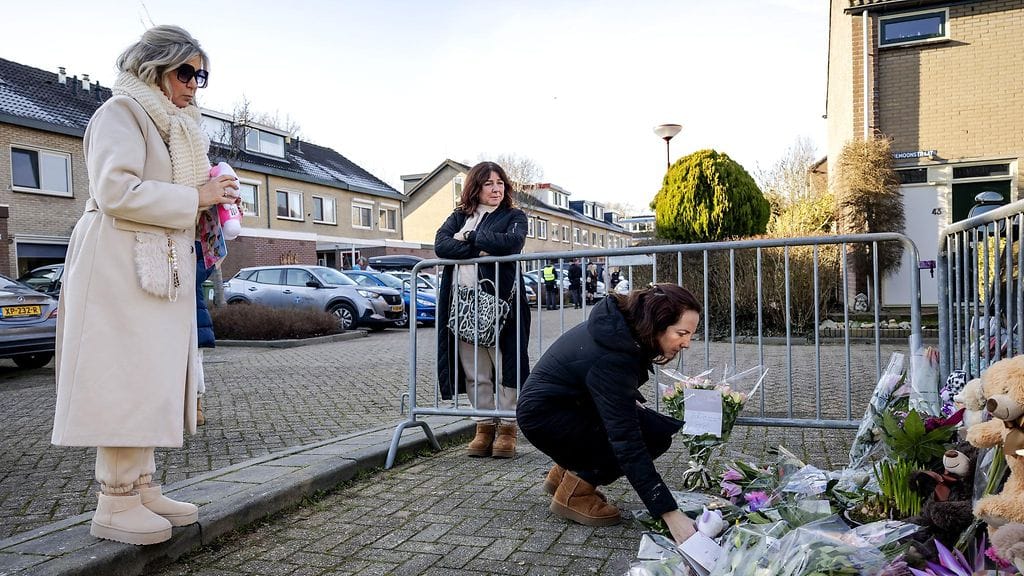 AOP Kynttilöitä ja muita muistamisia lähellä paikkaa, jossa 11-vuotias tyttö puukotettiin Hollannissa