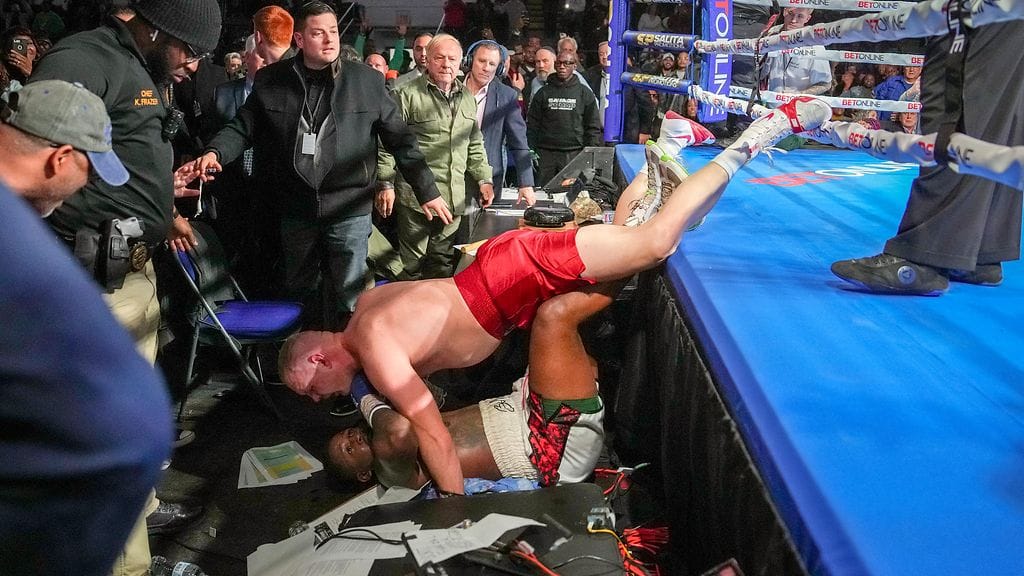 Skylar Lacy jysäytti vastustajansa lattiaan kehän ulkopuolella.