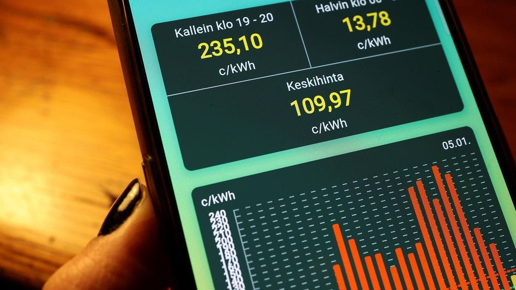 Kuvituskuvassa sähkön hinta puhelimelta kuvattuna Turussa tammikuun alussa.