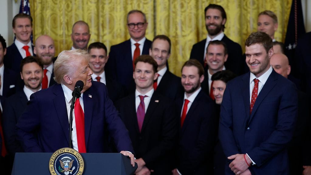 Aleksander Barkov sai kehuja Donald Trumpilta. Anton Lundell kuunteli takarivissa vasemmalla.