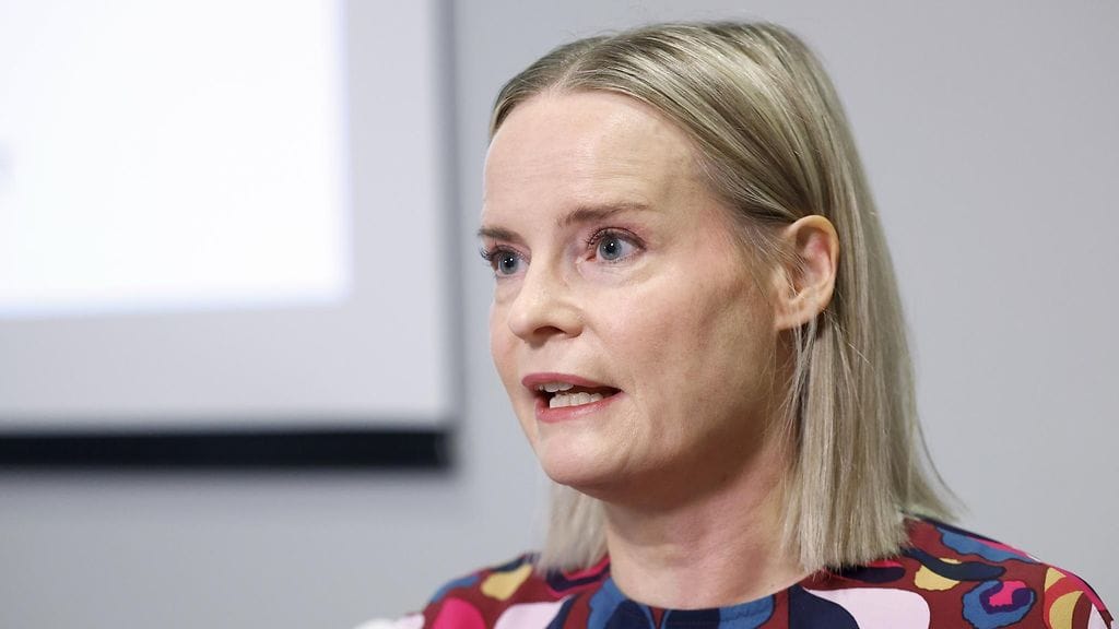 Perussuomalaisten puheenjohtaja ja valtiovarainministeri Riikka Purra hämmästelee viestipalvelu X:ssä lukiolaisten tekemän penkkarilakanan sanomaa.