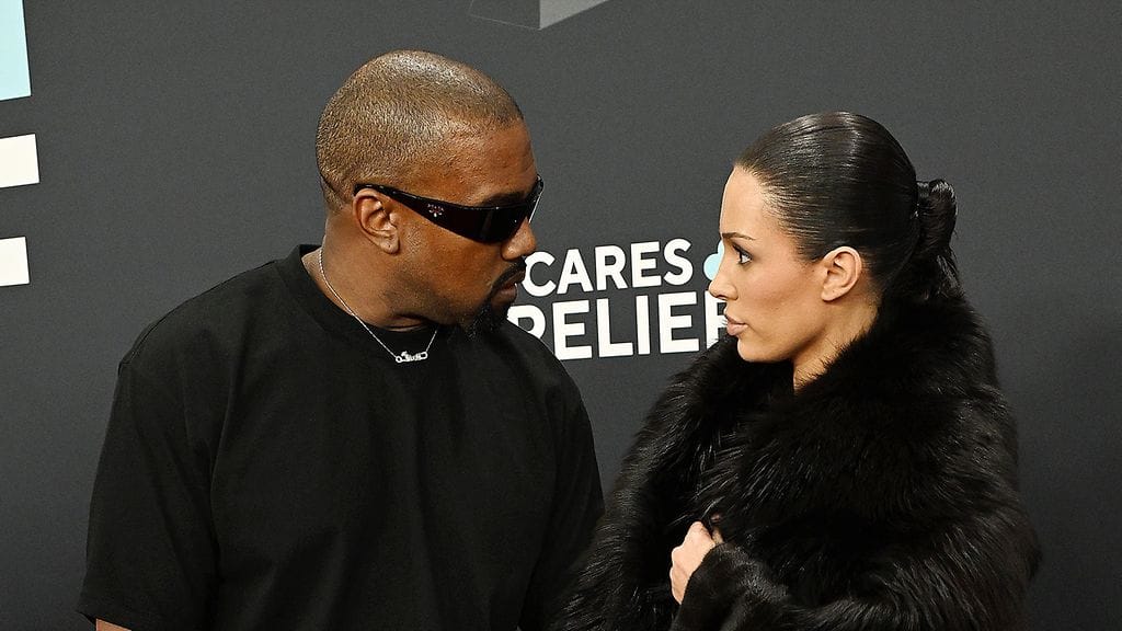 Kanye West ja Bianca Censori keskustelivat lyhyesti keskenään Grammy-gaalan punaisella matolla ennen kuin Censori pudotti yltään takkinsa.