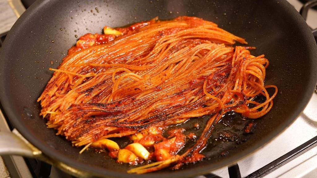 Kun spagetin paistaa kypsäksi paistinpannulla risoton tapaan, siitä tulee erityisen hyvää.