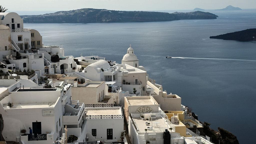 Poikkeuksellisen monet maanjäristykset koettelevat nyt Santorinia ja sen lähisaaria Aigeianmerellä.