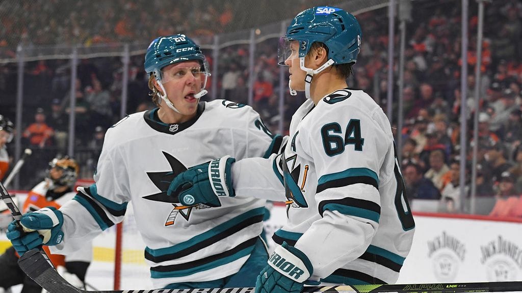 Fabian Zetterlund (kuvassa vasemmalla) jakaa lämmintä tekstiä suomalaishyökkääjä Mikael Granlundista (oikealla).