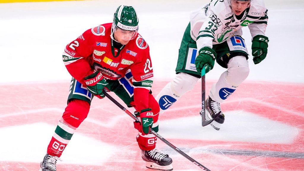 Linus Nässén (punaisissa) pelaa ensi kaudella SM-liigaa.