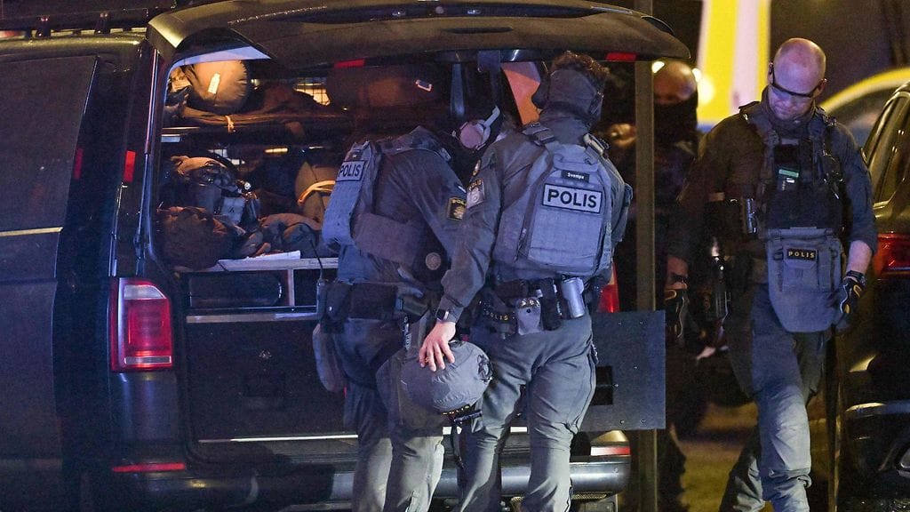 Kuolonuhrien lisäksi iskussa haavoittui ihmisiä. Poliisi ei kuitenkaan kertonut haavoittuneiden määrää.