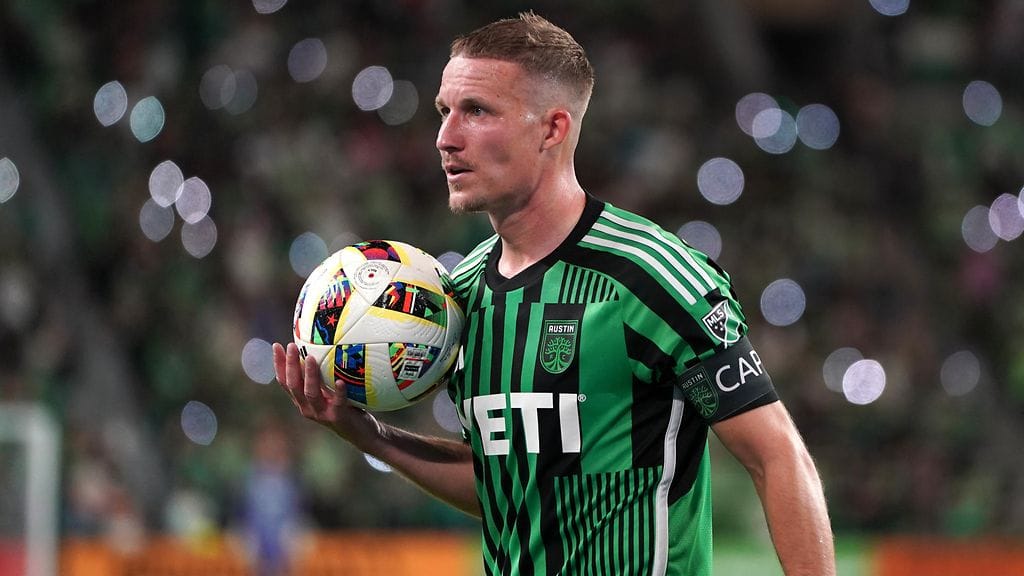 Alexander Ring palaa Suomeen HJK-paidassa.