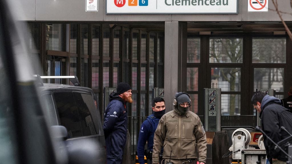 Brysselissä etsitään asemiehiä metroaseman läheisyydessä tapahtuneen ammuskelun jäljiltä