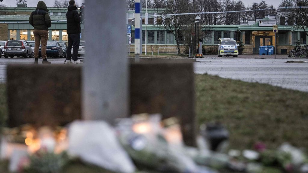 Poliisit seisovat vartiossa aikuiskoulutuskeskus Risbergskan ulkopuolella Örebrossa, Ruotsissa 5. helmikuuta 2025, ammuskelun jälkeisenä päivänä.