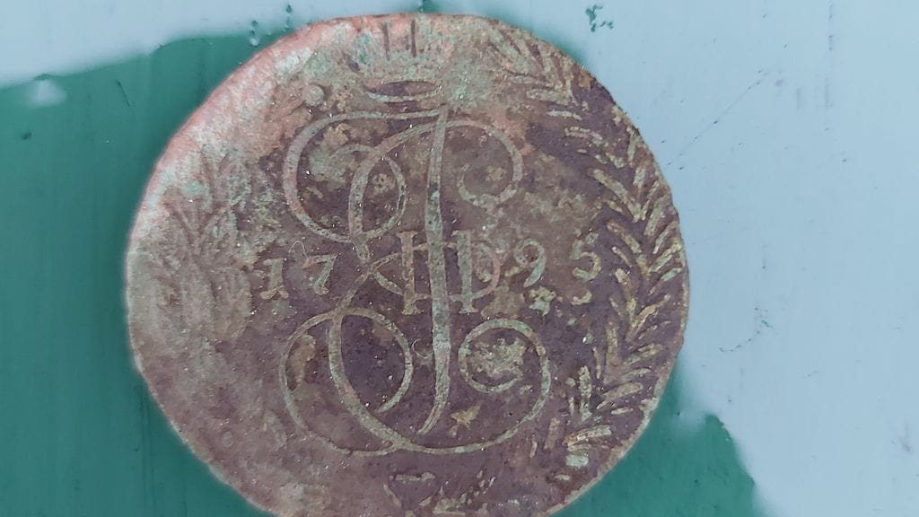 Kolikossa näkyvät nimikirjaimet viittaavat Katariina Suureen.