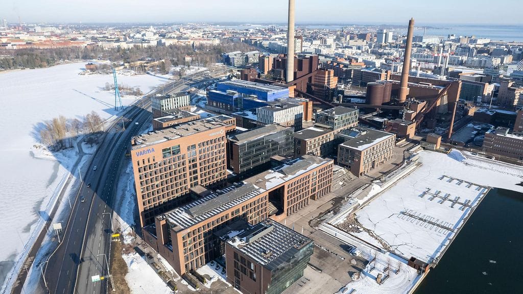 Arkistokuva Salmisaaren kaupunginosasta. Liikuntakeskus on kuvassa taka-alalla näkyvä sinikattoinen rakennus.