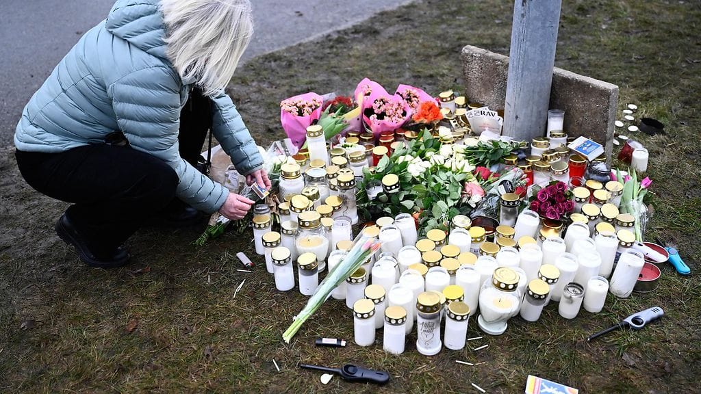 Örebron kouluampumisen uhreille sytytettiin kynttilöitä.