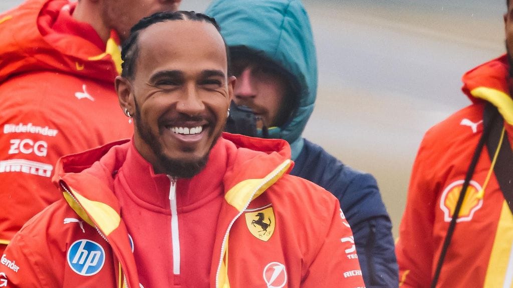 Ferrarin punaisissa tätä nykyä viihtyvä Lewis Hamilton toimitti pienen muiston entisille työkavereilleen Mercedeksellä.