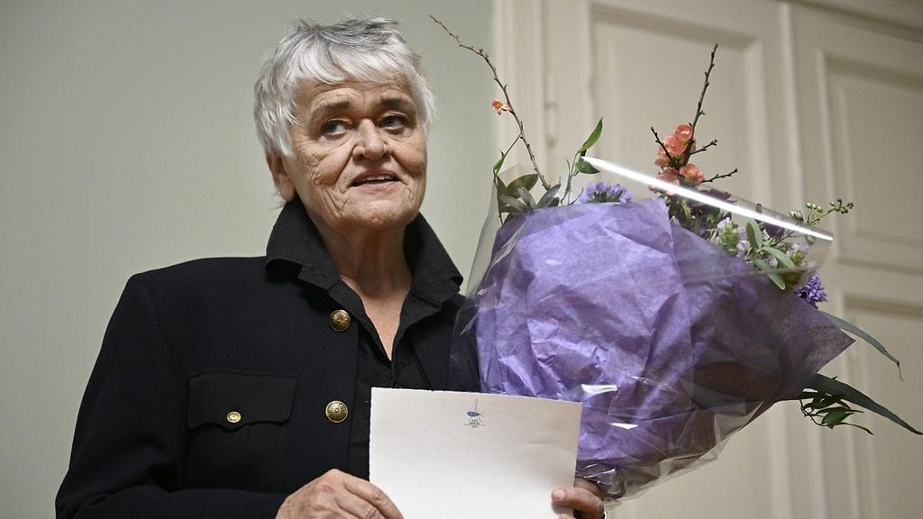 Kirjailija Pirkko Saisio vastaanotti  Vartio-kirjallisuuspalkinnon Helsingissä maanantaina.