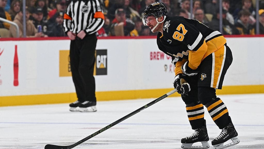 Pittsburgh Penguinsin Sidney Crosby luisteli tuskaisen oloisena vaihtoon New Jersey Devilsiä vastaan kokemansa tällin jälkeen.