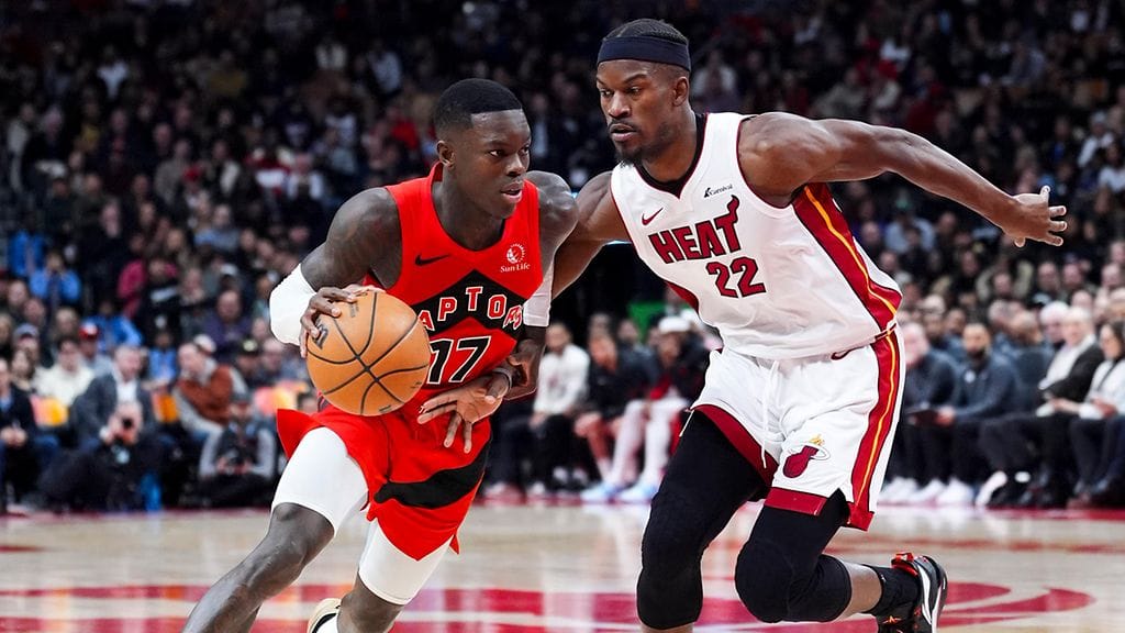 Dennis Schröder (vas.) ja Jimmy Butler vastakkain joulukuussa 2023. Schröder pelasi tuolloin Toronto Raptorsissa.