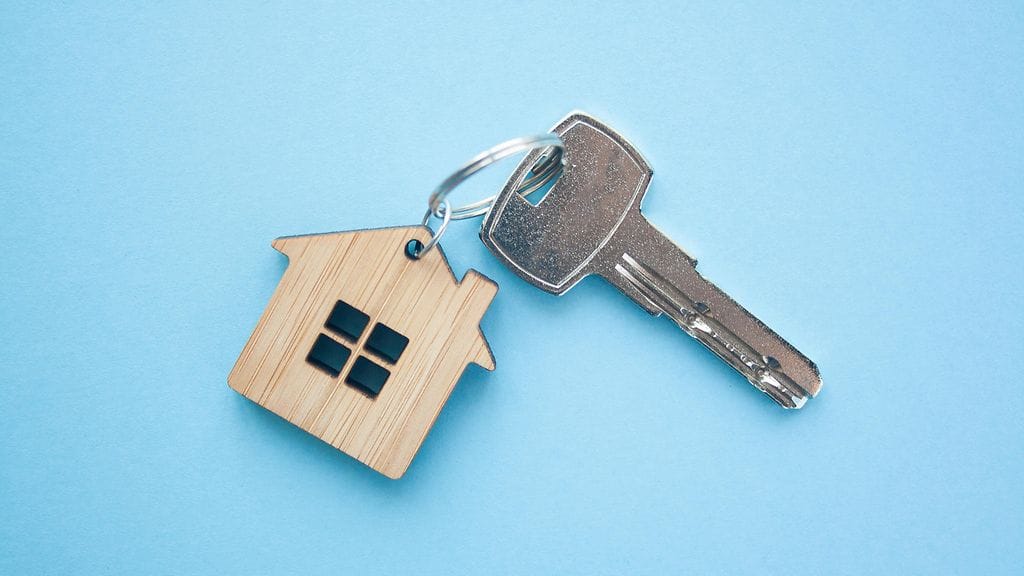 kotiavaimet pöydällä