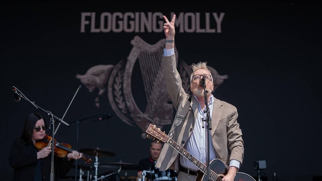 Tiedotteen mukaan Flogging Mollyn nokkamies Dave King on sairastunut vakavasti.