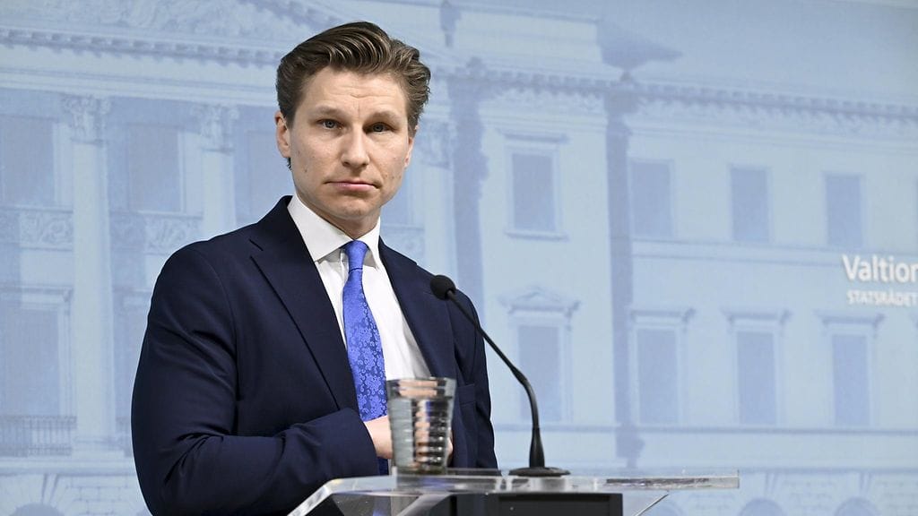 Antti Häkkänen (kok.) kertoi tiedotustilaisuudessa hallituksen antamasta esityksestä kiinteistökauppojen rajoittamisesta.