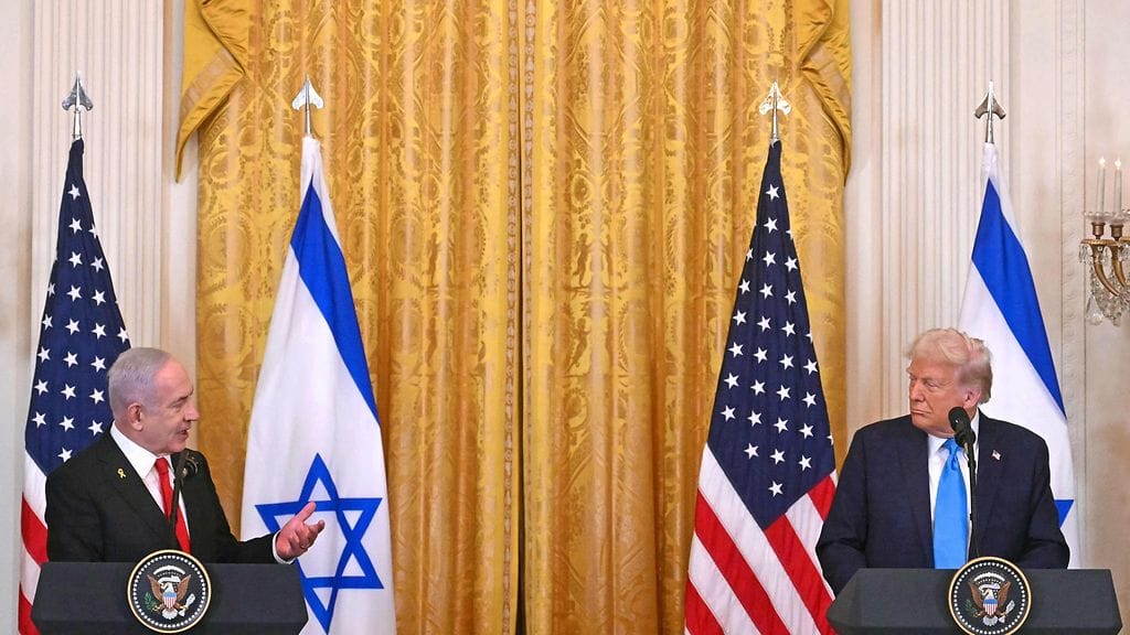 Israelin pääministeri Benjamin Netanjahu ja Yhdysvaltojen presidentti Donald Trump lehdistötilaisuudessa Valkoisessa talossa 4. helmikuuta.