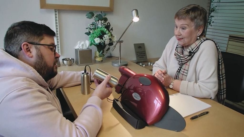 Janne Kataja tutustuu skientologiakirkkoon liikkeeseen kuuluvan Tarjan opastamana.