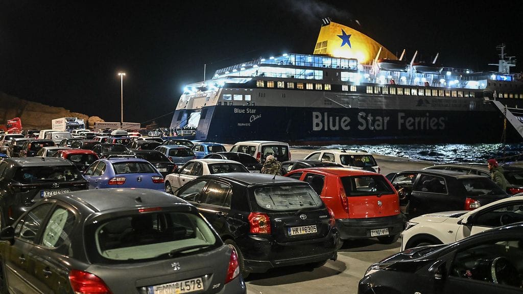 Autot jonottivat lautalle maanjäristysten ravisuttaessa Santorinin saarta Kreikassa tiistaina.