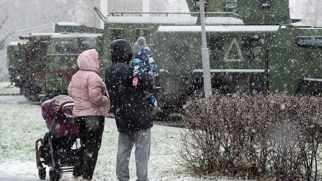 Ohikulkijat katsovat Ukrainan sotakalustoa Kurskissa Venäjällä marraskuussa 2024.