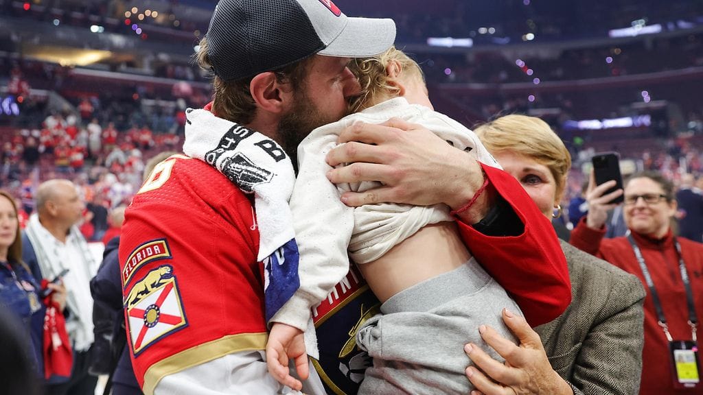 Aleksander Barkov poikansa kanssa voitettuaan Stanley Cupin 7. finaaliottelussa viime kesänä.