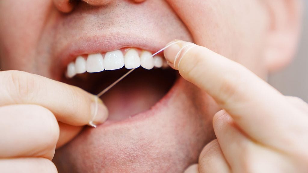 Hammaslääkäri muistuttaa lankauksen tärkeydestä.