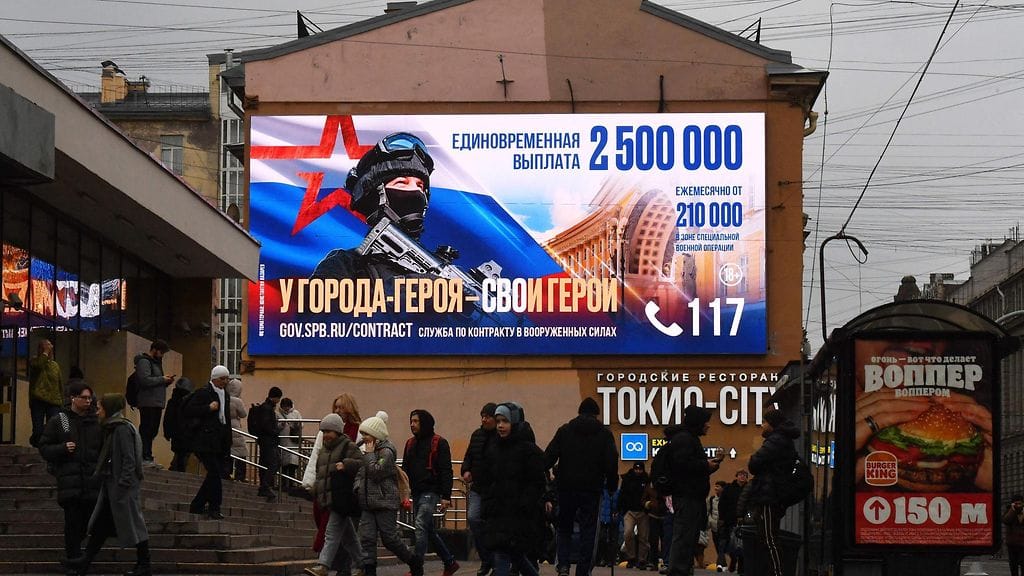 Jalankulkijat kävelivät sopimusarmeijan palvelua mainostavan mainostaulun ohi Pietarissa 31. tammikuuta.