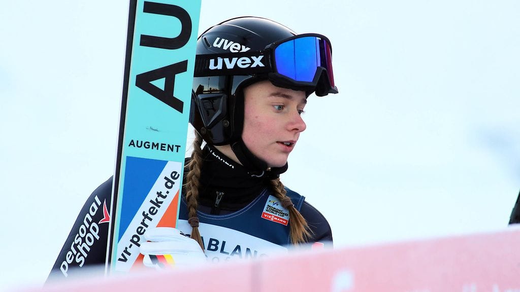 Saksan Cindy Haasch kaatui pahasti yhdistetyn mäkiosuudella.