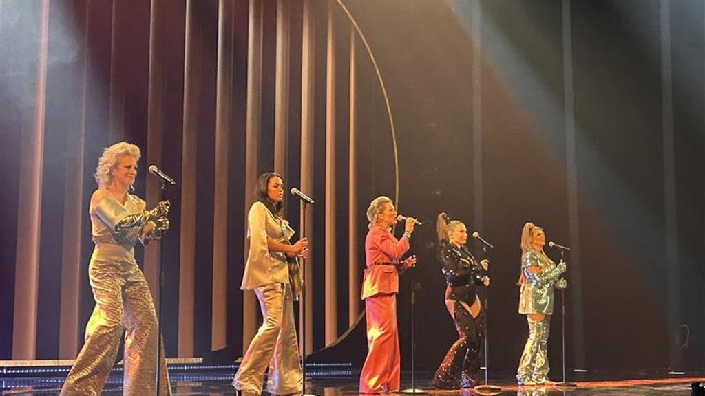 Fantasiabändi villitsi yleisön. Kuvassa Laura Voutilainen, Keira, Annika Eklund, Bess ja Eini.