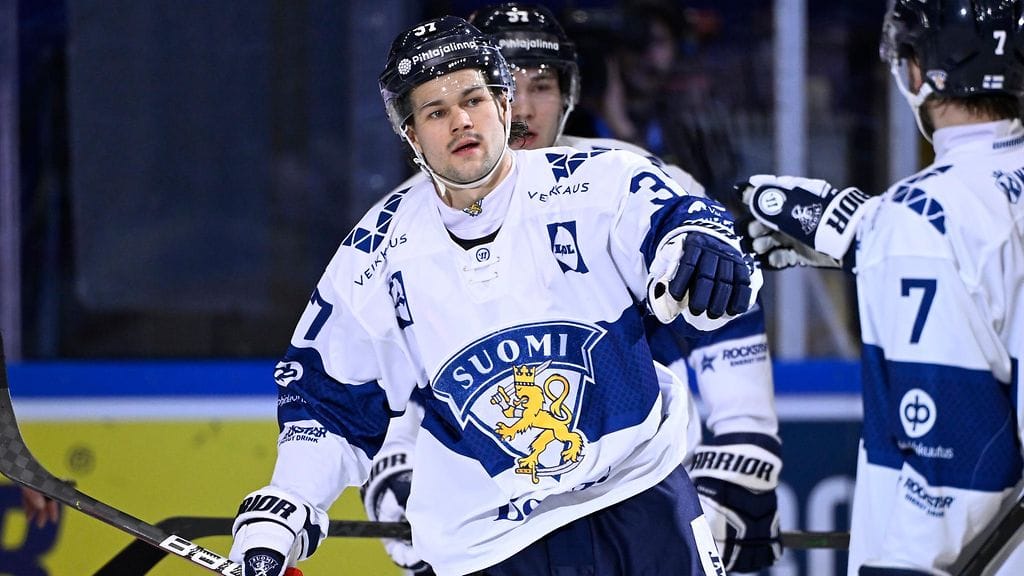 Eemil Erholtz (etualalla, kasvot kameraan päin).