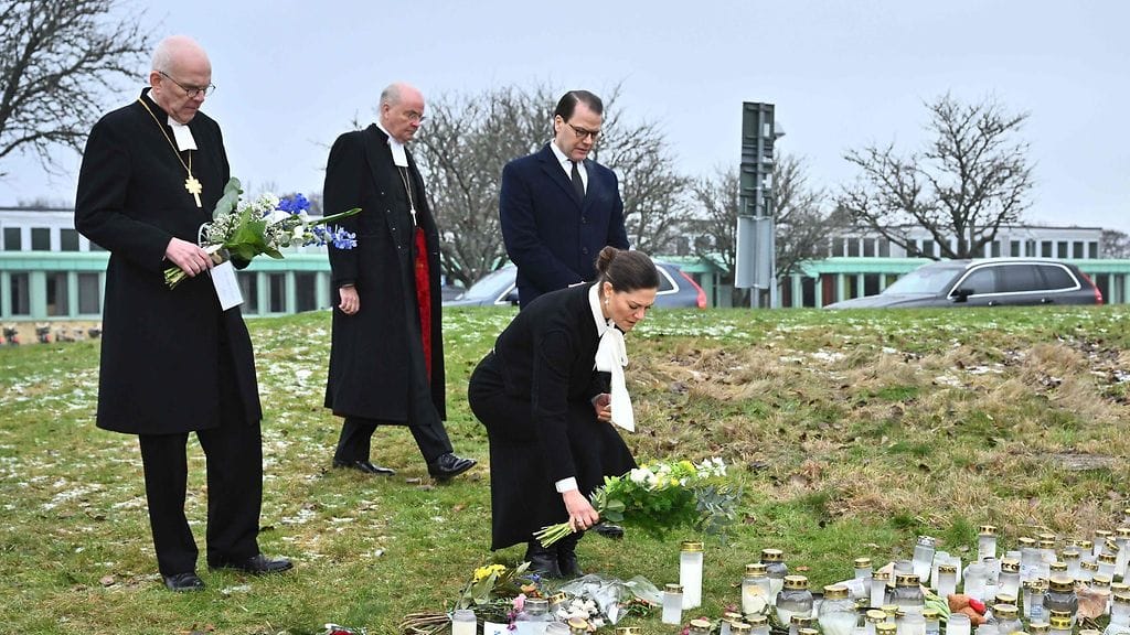 LK 0902 Vicotria laskee kukkia Örebron kouluampumisen muistoksi