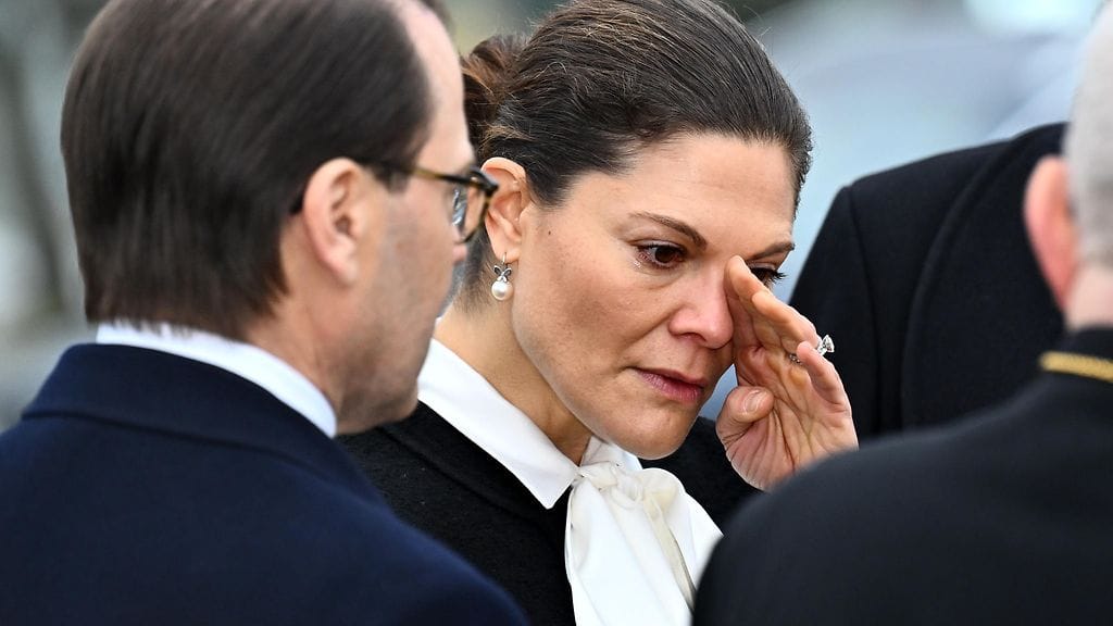 Kruununprinsessa Victoria kyynelehti tilaisuudessa.