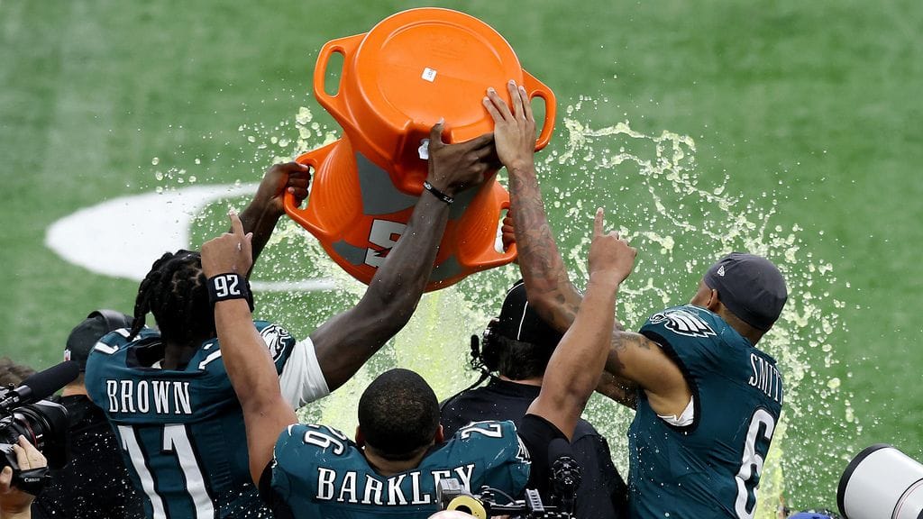 Gatoradet lensivät jo hyvissä ajoin ennen ottelun loppua.