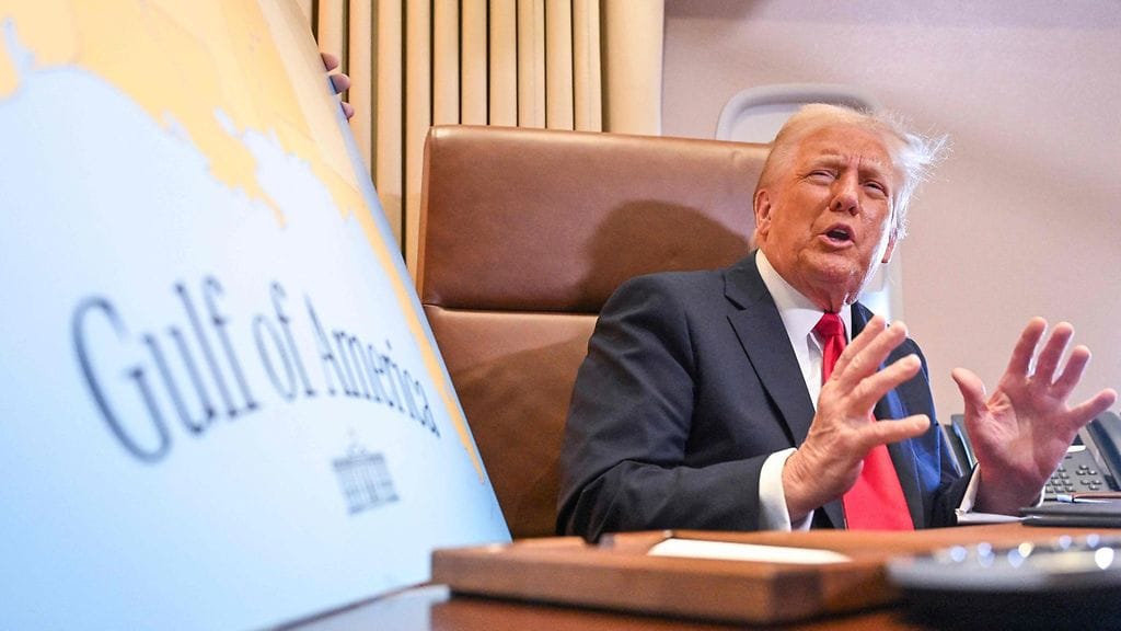 Trump kertoi asiasta presidentin lentokoneessa Air Force Onessa.