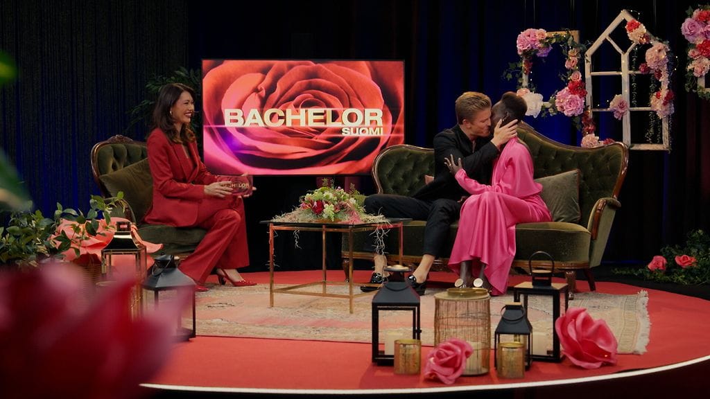 Bachelor jakso12, Monica ja Joonas suudelma