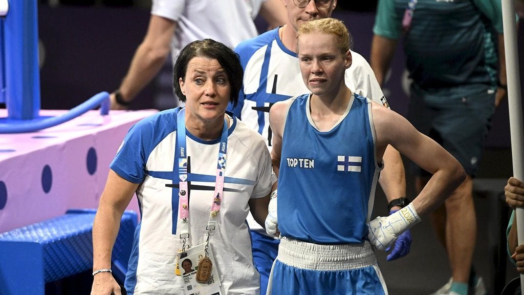 Maarit Teuronen (vas.) toimii jatkossa Nyrkkeilyliiton olympiavalmentajana. Pihla Kaivo-oja on Suomen ykköstoivo Los Angelesin kisoihin 2028.