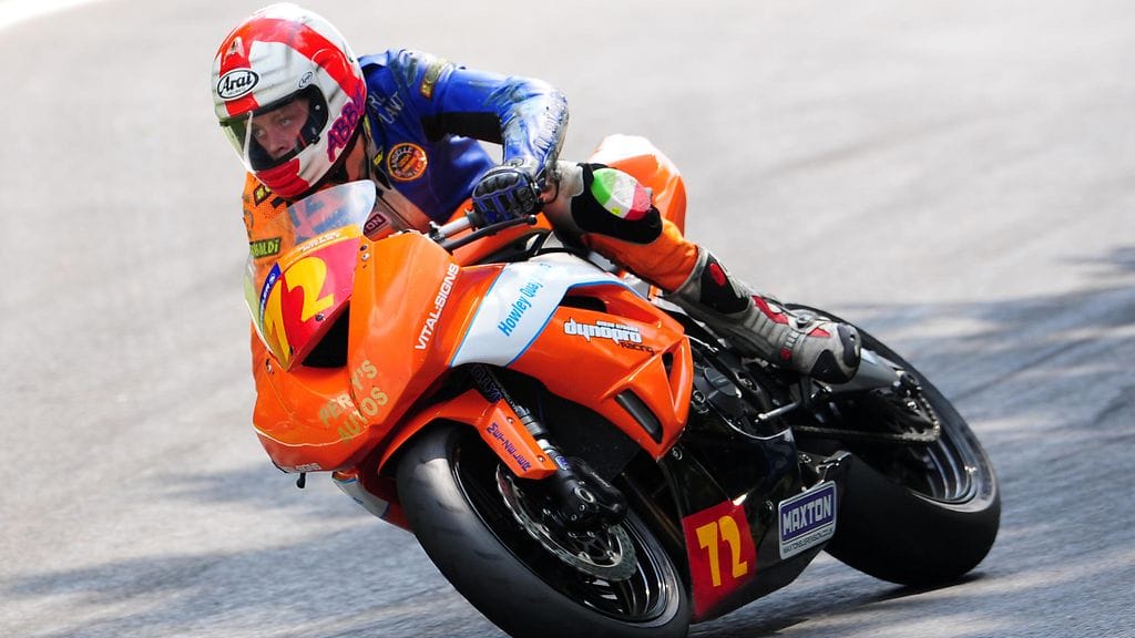 Connor Behan on entinen kilpamoottoripyöräilijä.