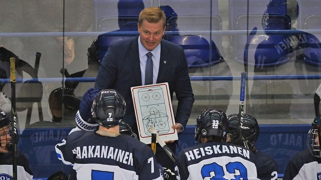Juuso Nieminen valmentamassa Suomen alle 18-vuotiaiden jääkiekkomaajoukkuetta vuonna 2017. Etualalla olevista pelaajista Urho Vaakanainen pääsi Suomen tuoreeseen 4 Nations Face-Off -joukkueeseen, kun taas Miro Heiskanen joutui jäämään loukkaantumisen takia pois.